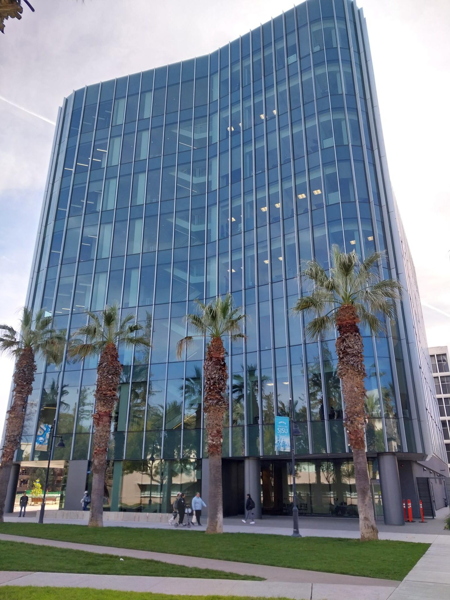 Close up of front entrance view of the SJSU Interdisciplinary Science building