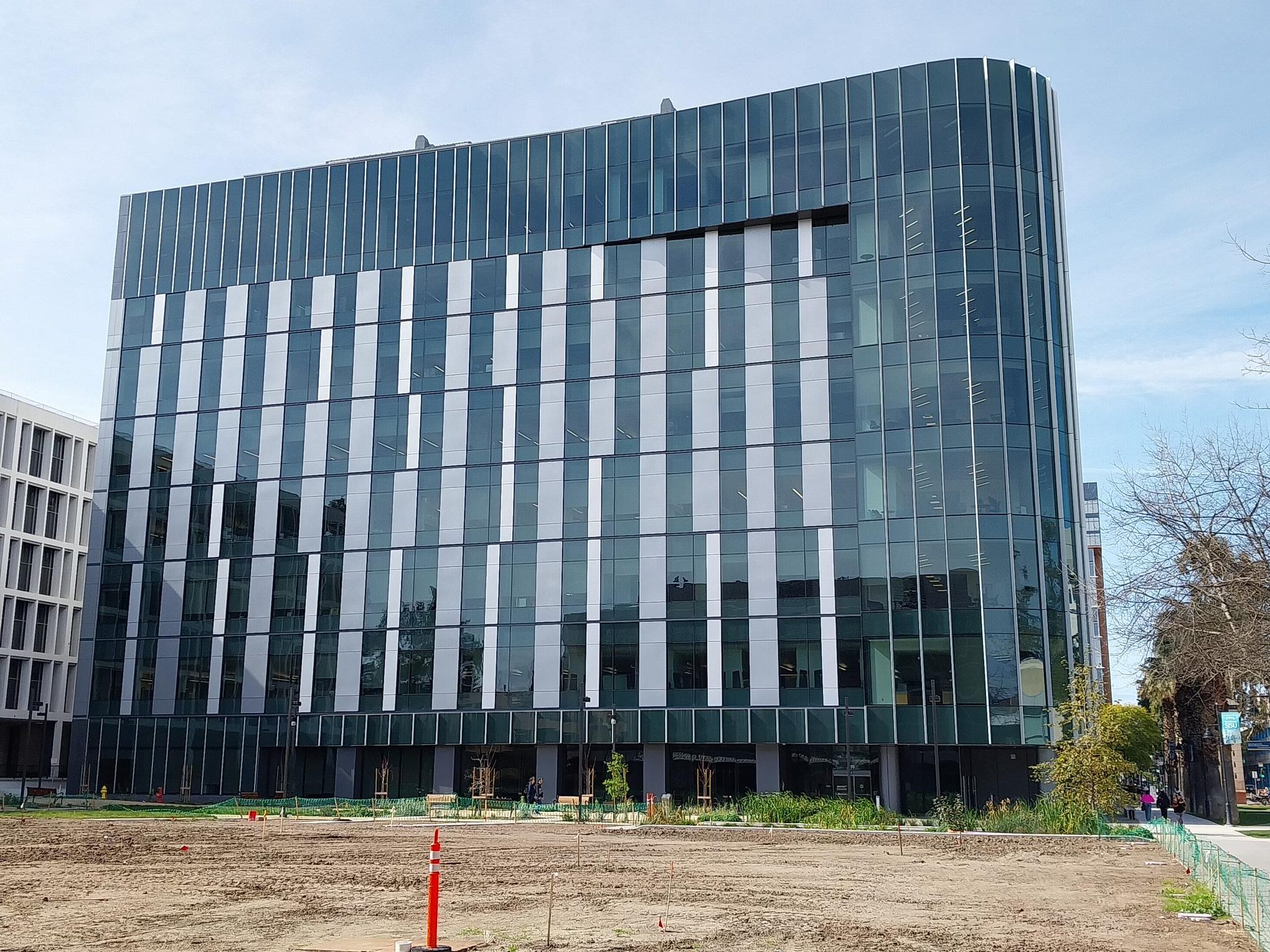 Side view of the SJSU Interdisciplinary Science building showing the glass pattern.